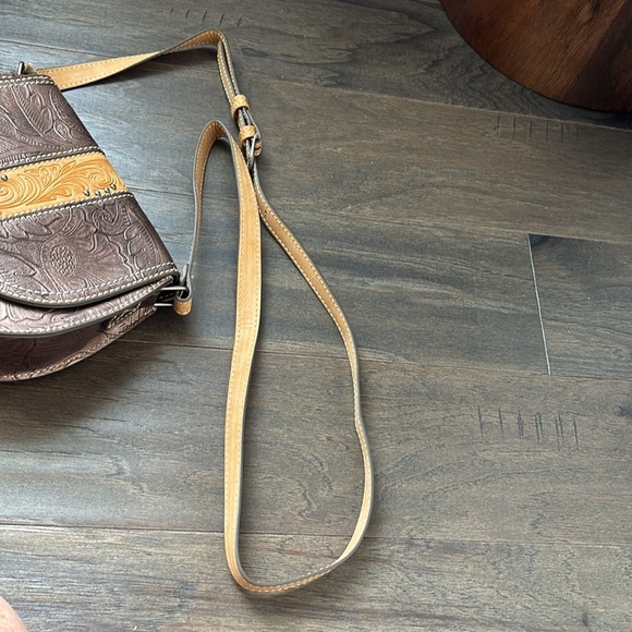 Tony Lama Saddle Bag/Crossbody,Bronze Floral Tooled,snap close,cell phone pocket - Picture 8 of 14